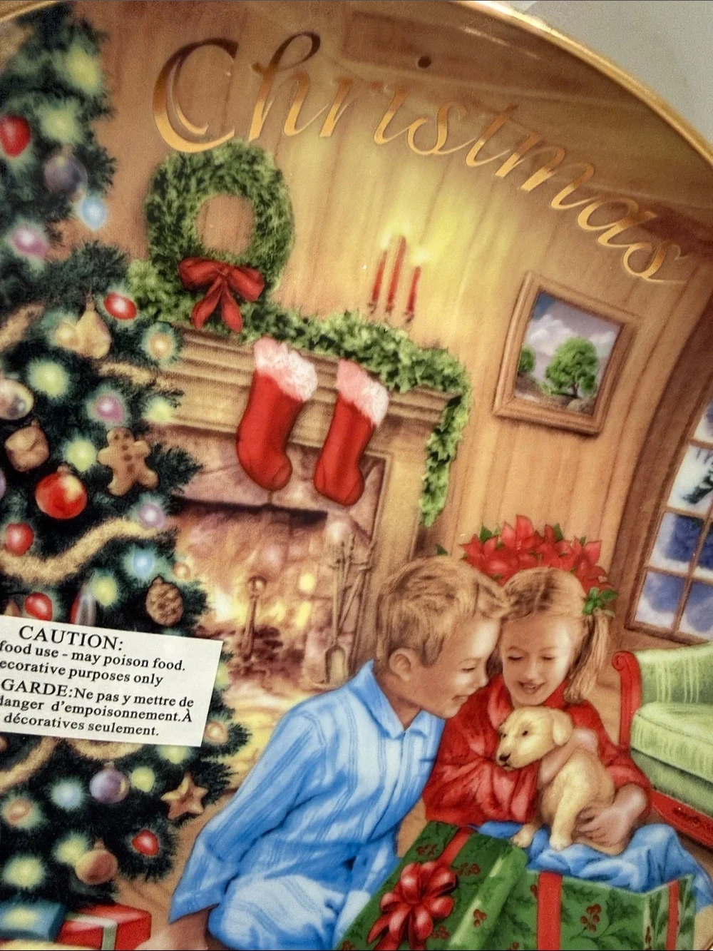 Avon 2009 Holiday Decorative Collector Plate - 22k Hold rim.